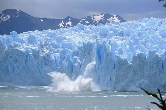 Lớp băng vĩnh cửu đang tan chảy. Ảnh: Sohu