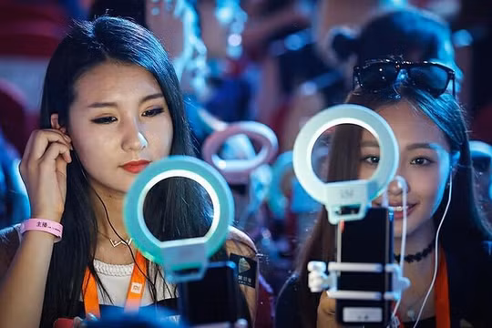 Sự dối trá bên trong nghề livestream. Ảnh: CGTN.COM