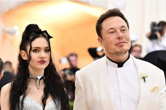 Elon Musk và bạn gái Grimes. 