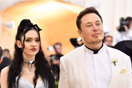 Elon Musk và bạn gái Grimes. 