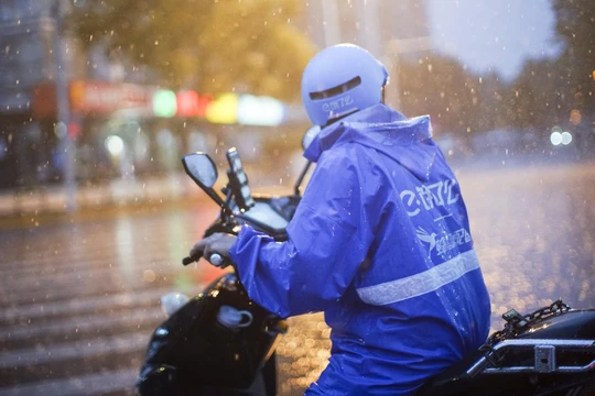 Ele.me đang phải đối mặt với phản ứng dữ dội từ dư luận sau khi một nhân viên giao hàng tự thiêu để phản đối việc không được trả lương. Nguồn ảnh: Global Times