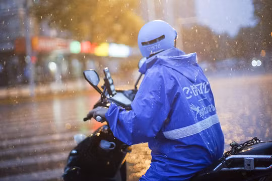 Ele.me đang phải đối mặt với phản ứng dữ dội từ dư luận sau khi một nhân viên giao hàng tự thiêu để phản đối việc không được trả lương. Nguồn ảnh: Global Times