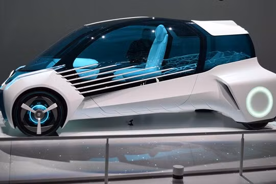 Xe chạy bằng hydro đang đi sau xe chạy điện năng thuần túy. Ảnh: Sputnik