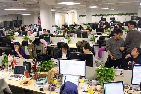 Một số công ty Internet đang phản đối làm thêm giờ. Ảnh: Sina