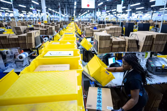 Amazon đang tận dụng các trung tâm mua sắm thua lỗ và biến chúng thành các trung tâm hoàn thiện đơn hàng. Ảnh: CNBC