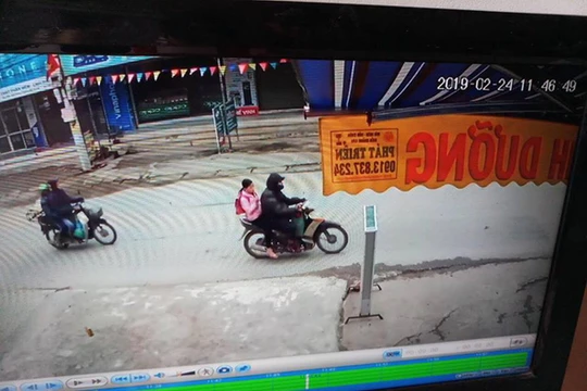 Hình ảnh Nguyễn Trọng Trình chở cháu bé đến vườn chuối để xâm hại. Ảnh: Công an cung cấp