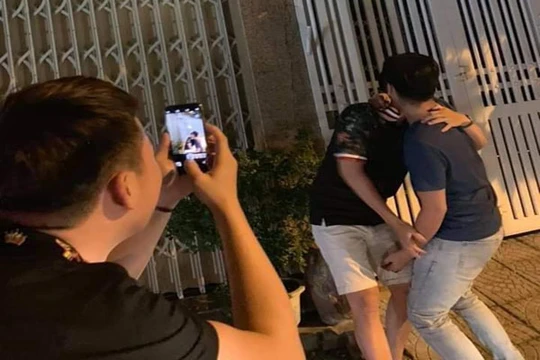 Người dân tạo dáng chụp ảnh trước cổng nhà ông Linh. Ảnh: Internet