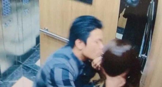 Ảnh cắt từ camera vụ sàm sỡ nữ sinh trong thang máy.