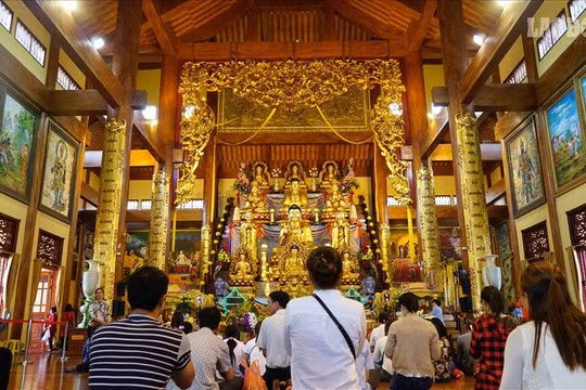 Đề nghị Bộ Nội vụ, Trung ương Giáo hội Phật giáo Việt Nam tăng cường tuyên truyền các giá trị đích thực của tôn giáo tín ngưỡng và nghi lễ truyền thống cho Phật tử, du khách. Ảnh: Internet