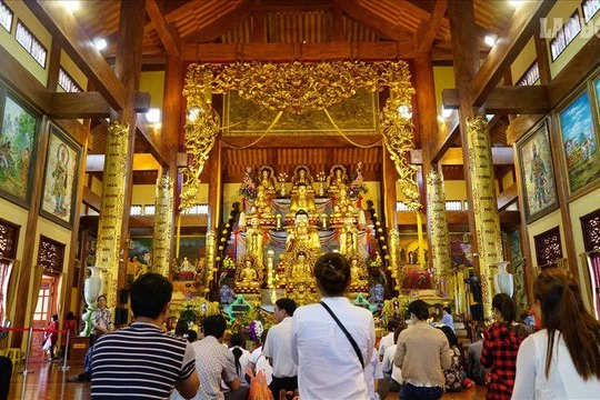 Đề nghị Bộ Nội vụ, Trung ương Giáo hội Phật giáo Việt Nam tăng cường tuyên truyền các giá trị đích thực của tôn giáo tín ngưỡng và nghi lễ truyền thống cho Phật tử, du khách. Ảnh: Internet