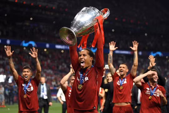 Virgil van Dijk đến đã làm thay đổi hàng phòng ngự của Liverpool (ảnh Getty)
