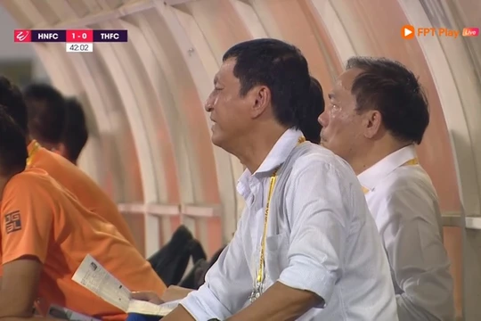 Ông Bảo và các cầu thủ vừa là nguyên nhân, vừa là “người bị hại” trong chuỗi thi đấu bết bát hiện nay. Ảnh màn hình.