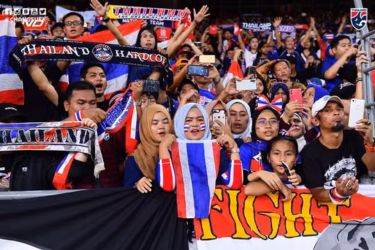 Khán giả Thái Lan thất vọng khi đội nhà thua trận. Ảnh Changsuek