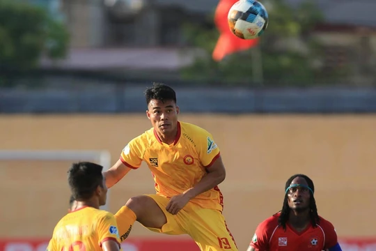 Vương Quốc Trung (19) khoác áo Thanh Hóa để chống lại chính đội bóng vừa sa thải mình (ảnh VPF)