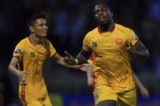 Ngoại binh Rimario đã trở thành người hùng cho đội chủ nhà Thanh Hóa khi ghi cả 2 bàn thắng. Ảnh VPF