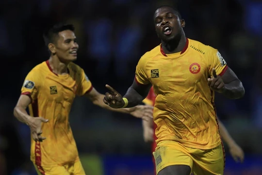 Ngoại binh Rimario đã trở thành người hùng cho đội chủ nhà Thanh Hóa khi ghi cả 2 bàn thắng. Ảnh VPF