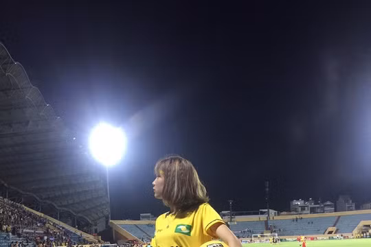 Đã 5 trận đấu rồi, khán giả xứ Nghệ mong chờ chiến thắng trên sân Vinh. Ảnh CĐV SLNA