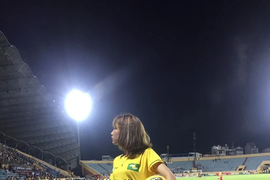 Đã 5 trận đấu rồi, khán giả xứ Nghệ mong chờ chiến thắng trên sân Vinh. Ảnh CĐV SLNA