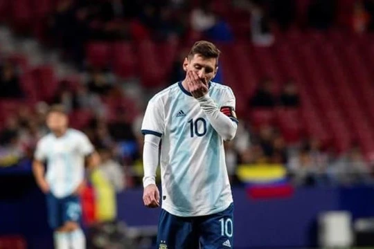 Argentina đã thể hiện sự thất vọng khi để thua Colombia 0-2 ngay trận đấu đầu tiên vòng bảng (ảnh AP)