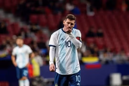 Argentina đã thể hiện sự thất vọng khi để thua Colombia 0-2 ngay trận đấu đầu tiên vòng bảng (ảnh AP)