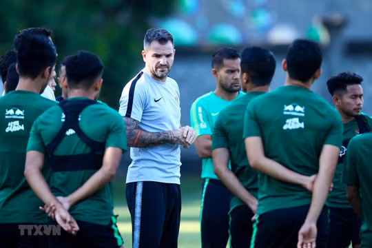 HLV Simon McMenemy lại cho rằng mình chẳng có lý gì để từ chức. Ông cho rằng lịch thi đấu của giải quốc nội không hợp lý khiến cho các cầu thủ đội tuyển kiệt sức, bản thân mình không có lỗi. Ảnh CNN.