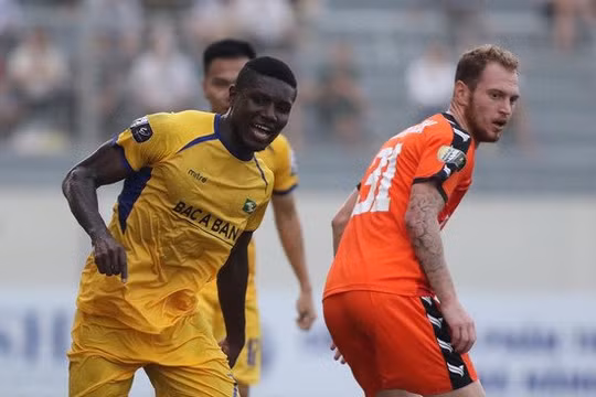 Đà Nẵng quyết đòi nợ sau khi xà dọc lẫn xà ngang từ chối bàn thắng để rồi chính chủ nhà Đà Nẵng lại bị thua 0-2 ở lượt đi (ảnh CĐV ĐN)