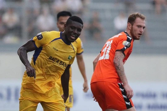 Đà Nẵng quyết đòi nợ sau khi xà dọc lẫn xà ngang từ chối bàn thắng để rồi chính chủ nhà Đà Nẵng lại bị thua 0-2 ở lượt đi (ảnh CĐV ĐN)