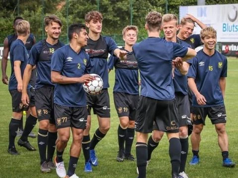 CP15 đã tươi cười cùng đồng đội CLB Sint Truidense. Ảnh CLB.