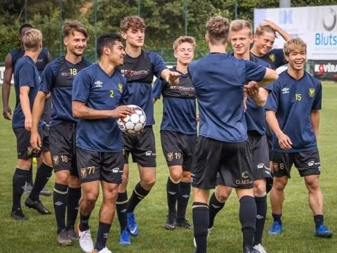 CP15 đã tươi cười cùng đồng đội CLB Sint Truidense. Ảnh CLB.