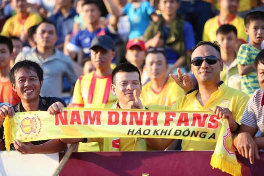 Ngoài sự cổ vũ nhiệt tình của 20.000 khán giả thì trên băng ghế kỹ thuật, anh em nhà Văn Sỹ được đánh giá cao hơn HLV Hải Biên. Ảnh VietTimes.