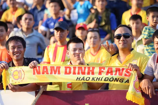 Ngoài sự cổ vũ nhiệt tình của 20.000 khán giả thì trên băng ghế kỹ thuật, anh em nhà Văn Sỹ được đánh giá cao hơn HLV Hải Biên. Ảnh VietTimes.