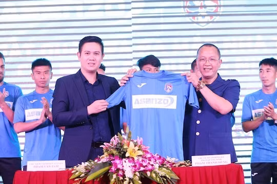 Tập đoàn điện tử Asanzo đã ký kết hợp đồng tài trợ trị giá 20 tỷ đồng cho CLB bóng đá Quảng Ninh. (ảnh Báo QN)