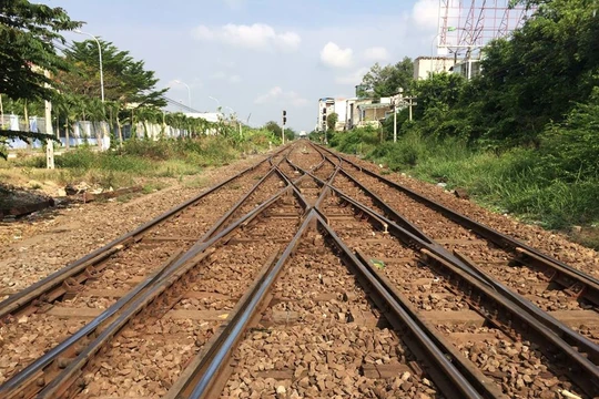 Để có thể giao dự toán ngân sách cho Tổng Công ty ĐSVN để thực hiện công tác bảo trì tài sản KCHTĐS quốc gia thì buộc phải sửa đổi 1 trong 2 Nghị định 131/2018/NĐ-CP hoặc Nghị định 46/2018 . Ảnh AT.