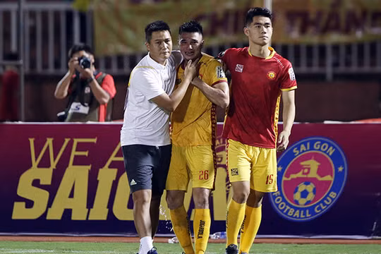 HLV Mai Xuân Hợp vẫn cố giấu cảm xúc, thể hiện sự điềm tĩnh bằng việc gọi toàn đội đến cảm ơn khán giả, rồi bắt tay động viên từng học trò. Ảnh THFC.