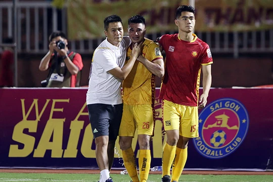 HLV Mai Xuân Hợp vẫn cố giấu cảm xúc, thể hiện sự điềm tĩnh bằng việc gọi toàn đội đến cảm ơn khán giả, rồi bắt tay động viên từng học trò. Ảnh THFC.