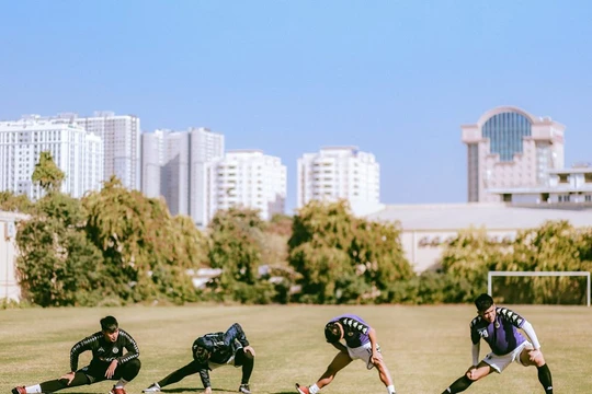 Các cầu thủ Hà Nội đã bắt đầu khởi động chuẩn bị mùa bóng 2020. Ảnh HNFC.