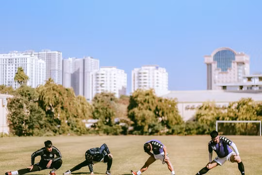 Các cầu thủ Hà Nội đã bắt đầu khởi động chuẩn bị mùa bóng 2020. Ảnh HNFC.
