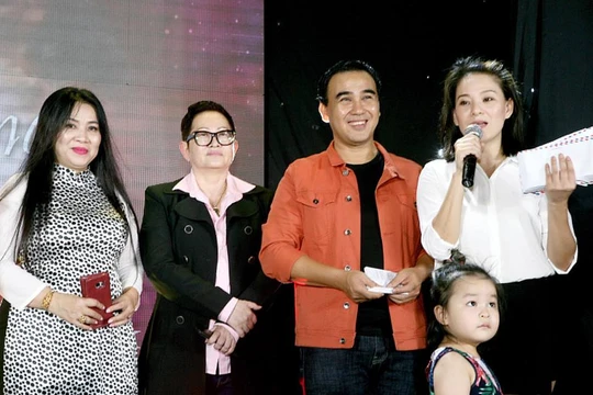 Trong vai trò MC, chị và các nghệ sĩ TP.HCM thực hiện chương trình từ thiện Trao yêu thương (ảnh NV cung cấp)