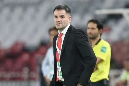 Sau trận thua Thái Lan 0-3, cổ động viên Indonesia đã nhất loạt lên tiếng yêu cầu LĐBĐ Indonesia sa thải HLV Simon McMenemy. Ảnh AP.