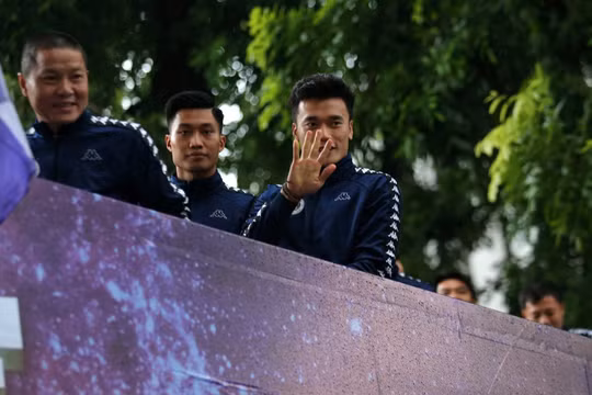 Có 2 tấm huy chương vàng nhưng thủ môn Bùi Tiến Dũng chưa thể nở nụ cười mãn nguyện sau khi khép lại mùa bóng 2019. Ảnh AT