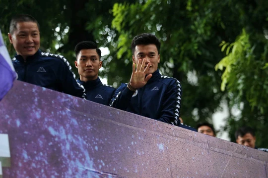 Có 2 tấm huy chương vàng nhưng thủ môn Bùi Tiến Dũng chưa thể nở nụ cười mãn nguyện sau khi khép lại mùa bóng 2019. Ảnh AT