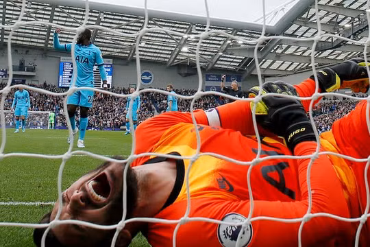 Tottenham vừa bị thua đậm 0-3, lại thiệt người. Ảnh Reutes