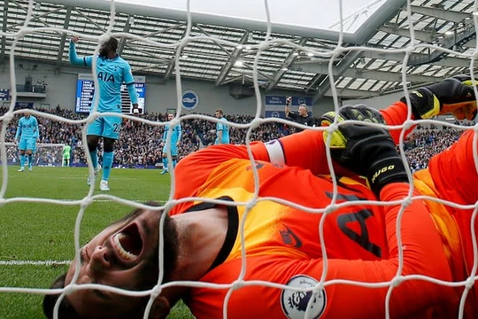 Tottenham vừa bị thua đậm 0-3, lại thiệt người. Ảnh Reutes