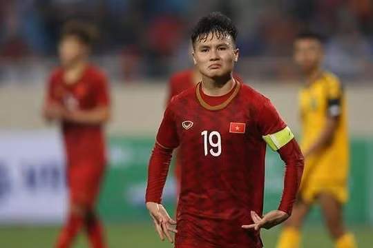 Việc hội quân muộn của Quang Hải đã khiến BHL đội tuyển đứng ngồi không yên. Ảnh HNFC.