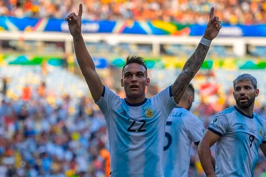 Cú gót điệu nghệ ghi bàn của Martinez là bước ngoặt của trận đấu (ảnh CNN)