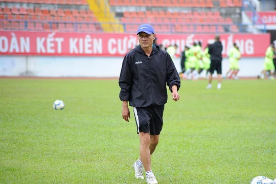 HLV Ngô Quang Trường, ra đi là để quay về. Ảnh SLFC.