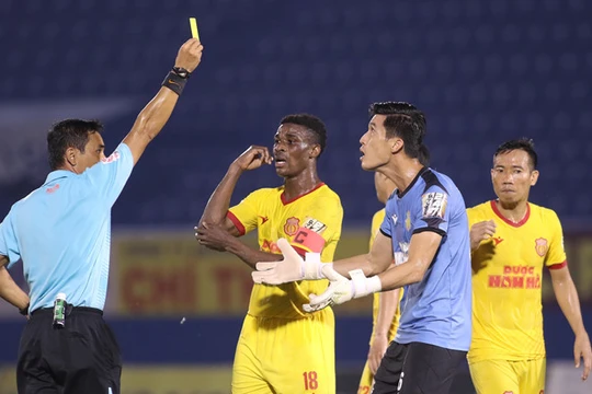 Đội bóng thành Nam đang chịu nhiều bất lợi từ những "tiếng còi lạ" (ảnh Báo Nam Định)