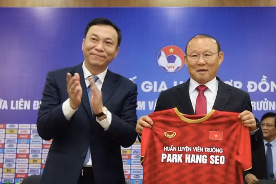 Lễ kí kết giữa thầy Park và VFF đã thu hút sự quan tâm không nhỏ từ truyền thông và dư luận Việt Nam, khu vực Đông Nam Á và cả Hàn quốc, quê hương ông. Ảnh AT