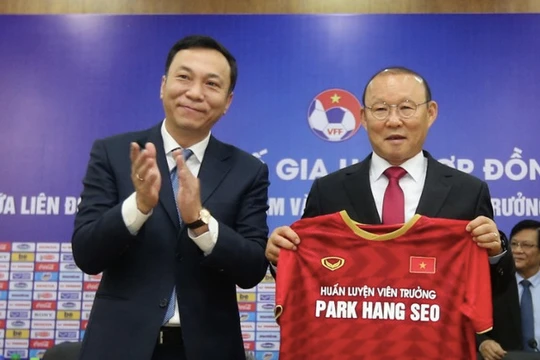 Lễ kí kết giữa thầy Park và VFF đã thu hút sự quan tâm không nhỏ từ truyền thông và dư luận Việt Nam, khu vực Đông Nam Á và cả Hàn quốc, quê hương ông. Ảnh AT
