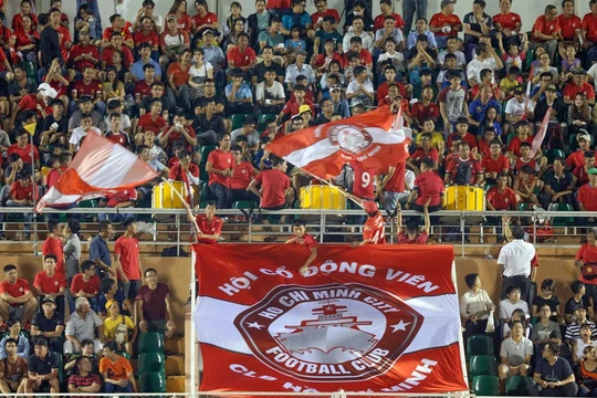 Khán giả TP.HCM hạnh phúc khi sau vòng 18 đội nhà vẫn dẫn đầu BXH. Ảnh VPF.
